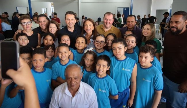 “Quando acordar cedo, pise no pescoço da vaidade”, diz Vilela na entrega de escola reformada