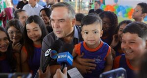 Além dos uniformes, prefeito Mabel anuncia tablets para alunos da rede municipal