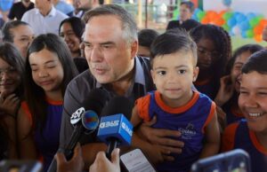 Além dos uniformes, prefeito Mabel anuncia tablets para alunos da rede municipal