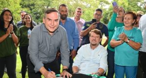Mabel conversa com moradores sobre troca de árvores no Parque Lago das Rosas