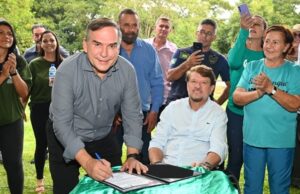 Mabel conversa com moradores sobre troca de árvores no Parque Lago das Rosas