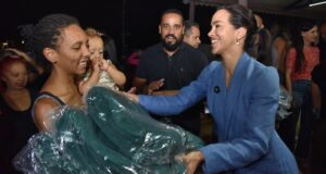 Primeira-dama de Aparecida distribui 500 cobertores para famílias do Marília Mendonça