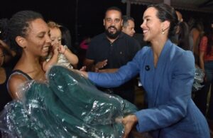 Primeira-dama de Aparecida distribui 500 cobertores para famílias do Marília Mendonça