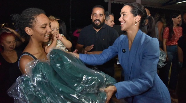 Primeira-dama de Aparecida distribui 500 cobertores para famílias do Marília Mendonça Primeira-dama de Aparecida distribui 500 cobertores para famílias do Marília Mendonça