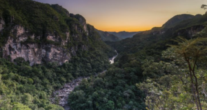 Trilha noturna na Chapada dos Veadeiros convida a explorar o Cerrado após o pôr do sol