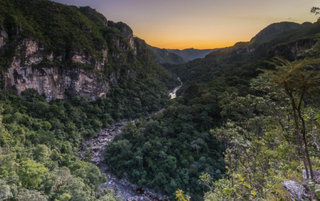 Trilha noturna na Chapada dos Veadeiros convida a explorar o Cerrado após o pôr do sol Trilha noturna na Chapada dos Veadeiros convida a explorar o Cerrado após o pôr do sol