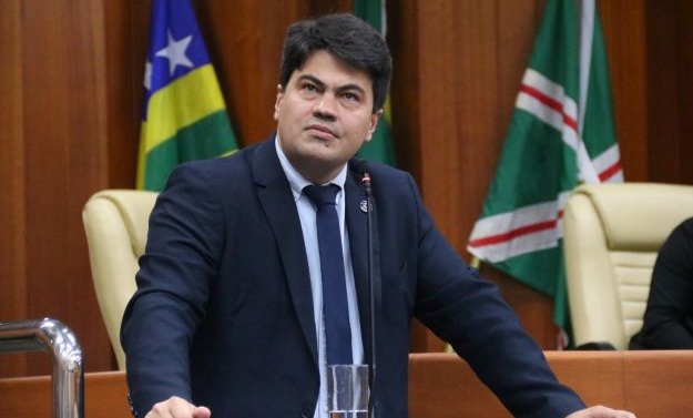 Vereador pode provocar demissão de 6 mil professores em Goiânia