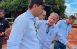 Vilela vira o principal fiscal e vistoria pessoalmente as obras públicas em Aparecida