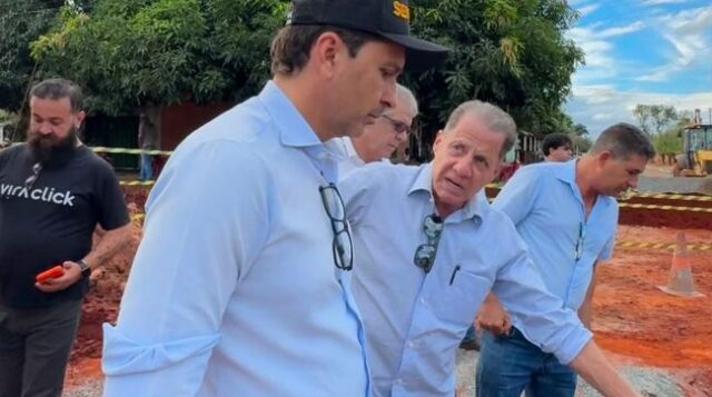 Vilela vira o principal fiscal e vistoria pessoalmente as obras públicas em Aparecida