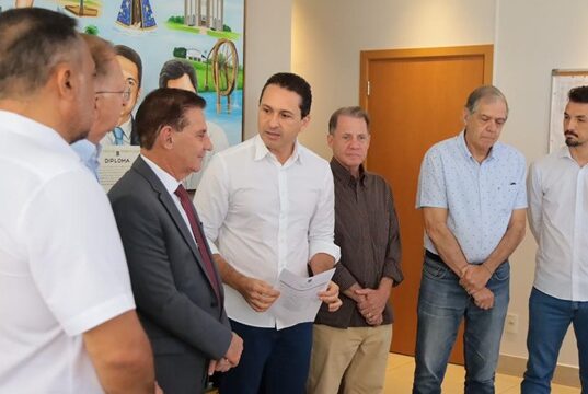 Parceria entre Vilela e Vanderlan garante início do asfaltamento no Rosa dos Ventos