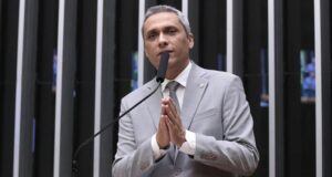 Após reavaliação médica de Gustavo Gayer, médicos descartam cirurgia neste momento
