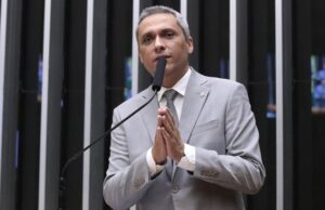 Após reavaliação médica de Gustavo Gayer, médicos descartam cirurgia neste momento