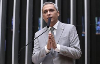 Após reavaliação médica de Gustavo Gayer, médicos descartam cirurgia neste momento