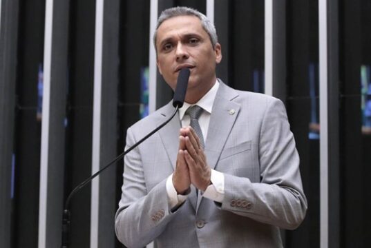 Após reavaliação médica de Gustavo Gayer, médicos descartam cirurgia neste momento