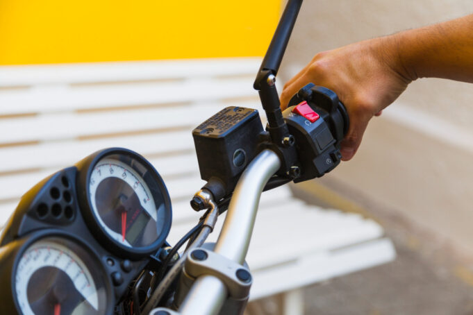Entregadores poderão financiar motos e bicicletas elétricas com nova linha de crédito Programa vai financiar motos e bicicletas elétricas para entregadores