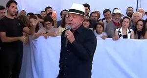 Em Goiás, Lula chama Flávio Bolsonaro de "traidor da pátria" ao comentar sobre novo tarifaço