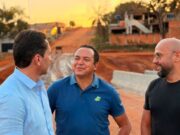 Prefeito Vilela vistoria obras e acompanha fase final da ponte no Colinas de Homero