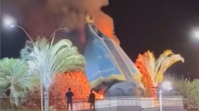 Incêndio destrói imagem de Nossa Senhora Aparecida e causa revolta entre moradores Incêndio destrói imagem de Nossa Senhora Aparecida e causa revolta entre moradores