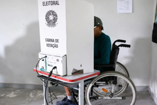Eleições 2026: programa oferece transporte gratuito para eleitores com deficiência; veja como solicitar Programa Seu Voto Importa garante transporte gratuito para eleitores com deficiência nas Eleições 2026