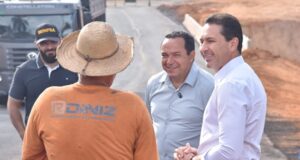 Prefeito Vilela vistoria avanço das obras no Colinas de Homero e Veiga Jardim