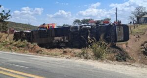 Grave acidente entre ônibus, caminhão e carros deixa cinco mortos e dezenas de feridos Grave acidente entre ônibus, caminhão e carros deixa cinco mortos e dezenas de feridos