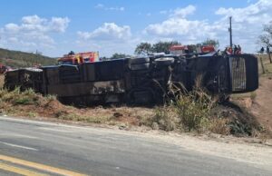 Grave acidente entre ônibus, caminhão e carros deixa cinco mortos e dezenas de feridos Grave acidente entre ônibus, caminhão e carros deixa cinco mortos e dezenas de feridos