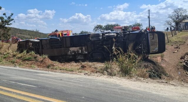 Grave acidente entre ônibus, caminhão e carros deixa cinco mortos e dezenas de feridos Grave acidente entre ônibus, caminhão e carros deixa cinco mortos e dezenas de feridos