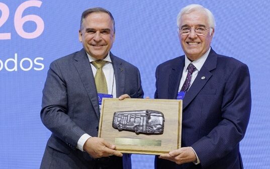 Prefeito Mabel recebe homenagem pelo fortalecimento do transporte público
