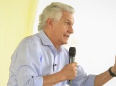 Caiado diz que Flávio Bolsonaro “construiu o currículo em cima da certidão de nascimento” Caiado diz que Flávio Bolsonaro "construiu o currículo em cima da certidão de nascimento"