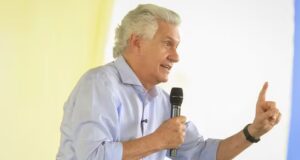Caiado diz que Flávio Bolsonaro "construiu o currículo em cima da certidão de nascimento"