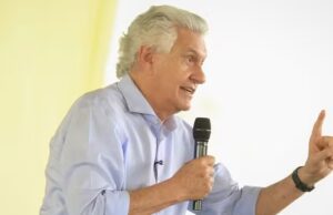 Caiado diz que Flávio Bolsonaro “construiu o currículo em cima da certidão de nascimento” Caiado diz que Flávio Bolsonaro "construiu o currículo em cima da certidão de nascimento"