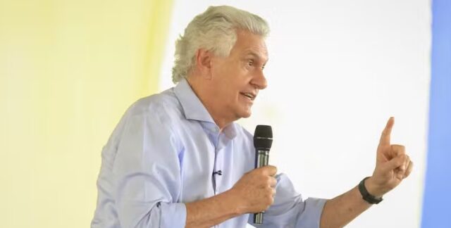 Caiado diz que Flávio Bolsonaro "construiu o currículo em cima da certidão de nascimento" Caiado diz que Flávio Bolsonaro "construiu o currículo em cima da certidão de nascimento"