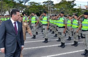 Marconi promete valorizar policiais, mas criou o Simve, que pagava salário de R$ 1,3 mil Marconi promete valorizar policiais, mas criou o Simve, que pagava salário de R$ 1,3 mil