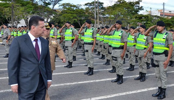 Marconi promete valorizar policiais, mas criou o Simve, que pagava salário de R$ 1,3 mil Marconi promete valorizar policiais, mas criou o Simve, que pagava salário de R$ 1,3 mil