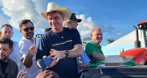 A uma semana do primeiro turno, Flávio Bolsonaro visita Goiânia para ato de campanha Flávio Bolsonaro deve discursar aos apoiadores a partir das 17h15
