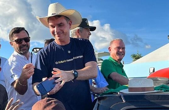 Flávio Bolsonaro deve discursar aos apoiadores a partir das 17h15