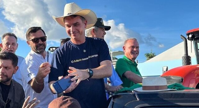 Flávio Bolsonaro deve discursar aos apoiadores a partir das 17h15