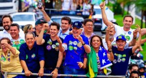Ao lado de Daniel Vilela, Caiado afirma que “Goiás mostrou ao Brasil o que é boa gestão” Ronaldo Caiado, Gracinha e Daniel Vilela durante ato de campanha em Morrinhos