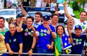 Ao lado de Daniel Vilela, Caiado afirma que “Goiás mostrou ao Brasil o que é boa gestão” Ronaldo Caiado, Gracinha e Daniel Vilela durante ato de campanha em Morrinhos