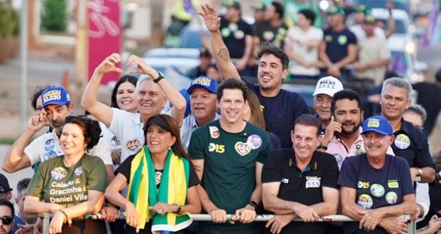Caiado-e-Daniel-reconhecem-trabalho-de-Vanderlan-em-prol-de-Goiás-no-Senado Caiado, Daniel, Gracinha e Vanderlan durante ato de campanha em Senador Canedo