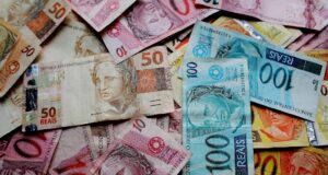 Orçamento de 2027 chega ao Congresso com previsão de reajuste do salário mínimo