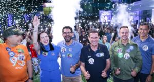 Lincoln Tejota e Vanderlan Cardoso durante encontro com bombeiros
