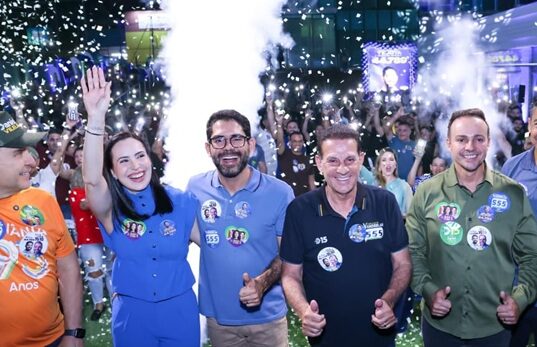 Lincoln Tejota e Vanderlan Cardoso durante encontro com bombeiros