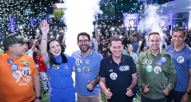 Lincoln Tejota e Vanderlan Cardoso durante encontro com bombeiros
