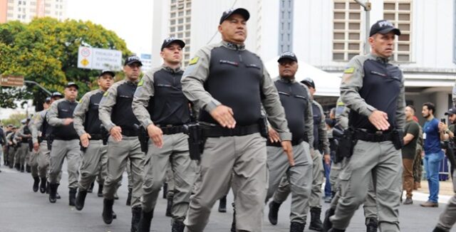 Seguranca-Publica-Governo-de-Goias-promove-1.970-policiais-militares-em-2026 Mais de 1,7 mil policiais militares foram promovidos por critérios de antiguidade, merecimento e atos de bravura; outros 227 oficiais foram promovidos em julho