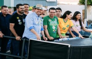 Wilder anuncia Michelle Bolsonaro e Bia Kicis em carreata, mas as duas não aparecem Wilder Morais durante agenda em Cristalina sem a presença de Michelle Bolsonaro