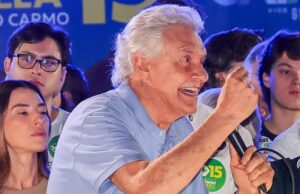 Caiado reage a fala de Wilder sobre câmeras em policiais: “Deixa de ser frouxo” Ronaldo Caiado criticou a possibilidade de adoção dos equipamentos, um dia depois de Wilder Morais admitir que avaliaria a medida