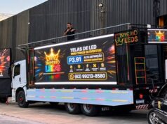 O caminhão também conta com palco móvel, gerador com autonomia de até 12 horas, baterias próprias para o sistema sonoro e instalação elétrica independente