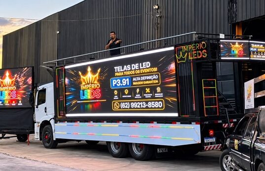 Caminhão-palco com 26 m² de LED e som de 40 mil watts mira campanhas e grandes eventos em Goiás O caminhão também conta com palco móvel, gerador com autonomia de até 12 horas, baterias próprias para o sistema sonoro e instalação elétrica independente