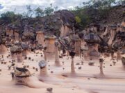 Chaminés de Fada: novo atrativo de Goiás reúne formações geológicas raras e trilha de 3 km Chaminés de Fada, em Campos Belos, são formações geológicas raras